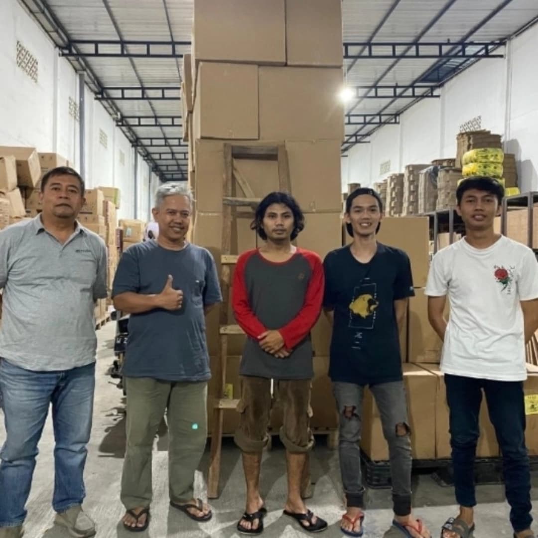 Foto bersama pelanggan yang puas